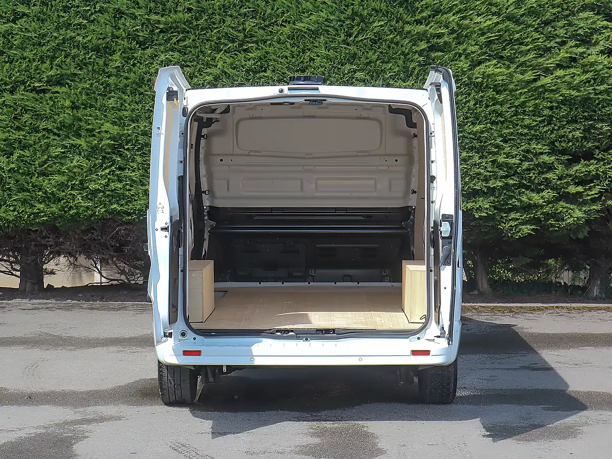 Used 2024 Renault Trafic LL30 Extra Glacier White - Interior and Exterior details 8