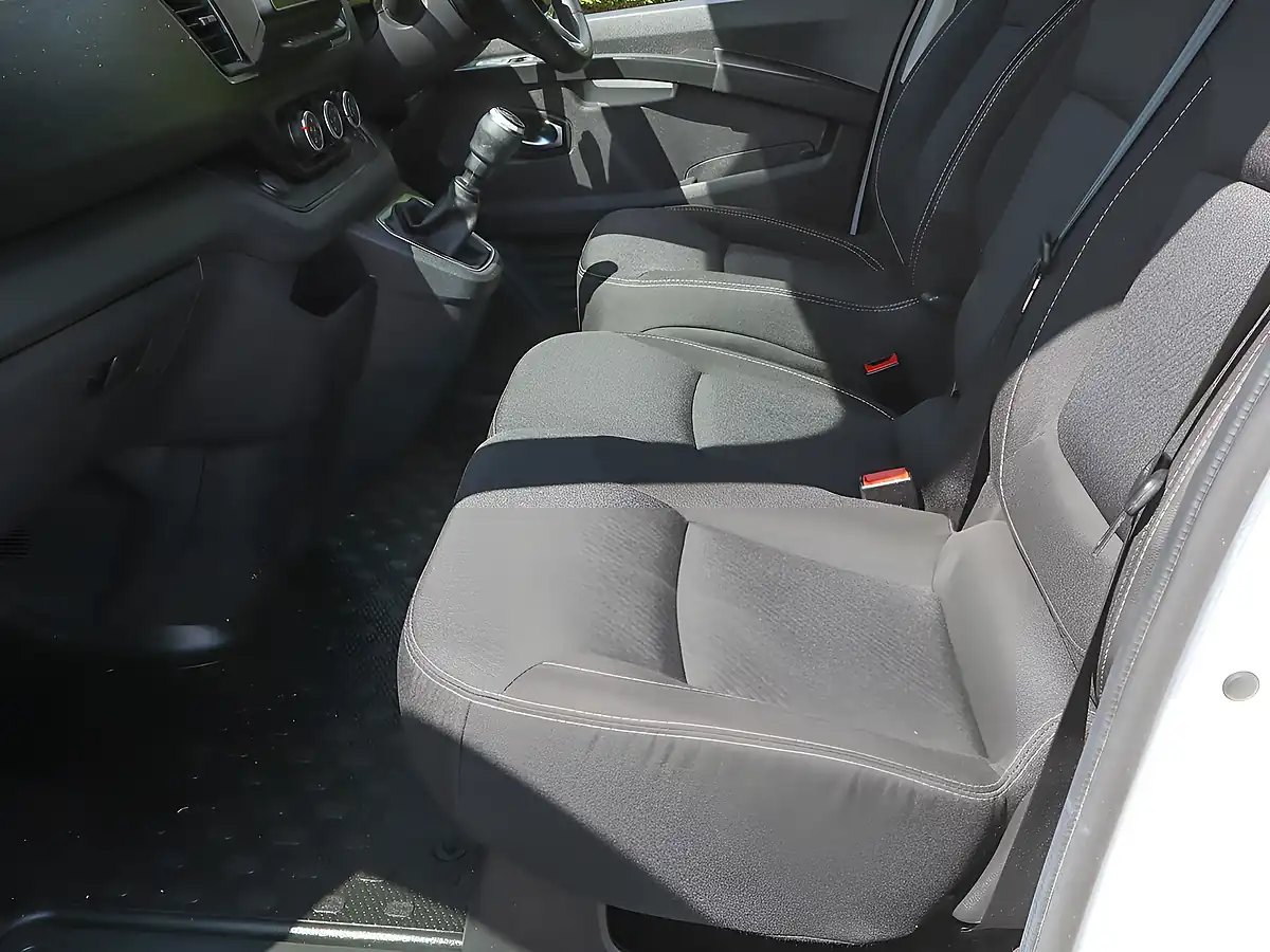 Used 2024 Renault Trafic LL30 Extra White - Interior and Exterior details 16