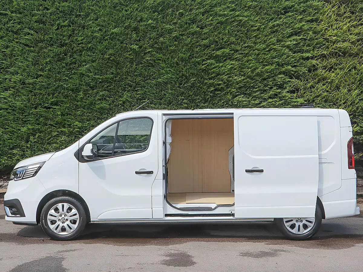 Used 2024 Renault Trafic LL30 Extra White - Interior and Exterior details 5