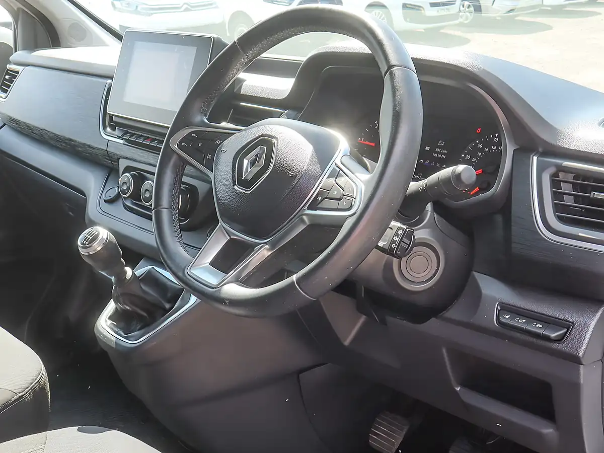 Used 2024 Renault Trafic LL30 Extra White - Interior and Exterior details 7