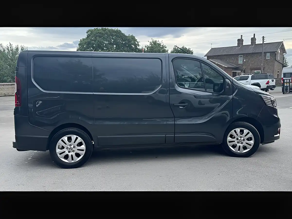 Used 2024 Renault Trafic SL30 Extra Slate Grey - Interior and Exterior details 10
