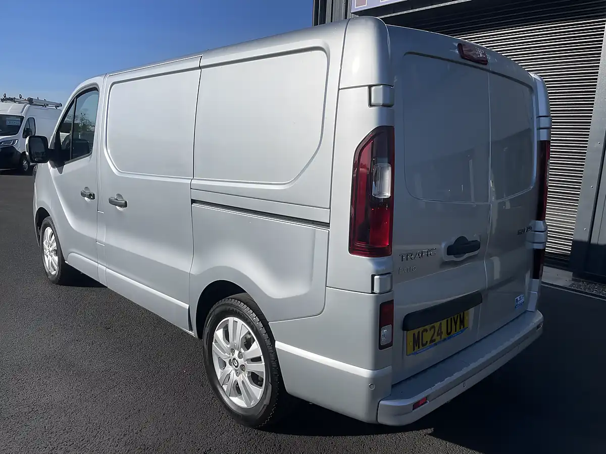 Used 2024 Renault Trafic SL30 Extra Swb Euro 6 Grey - Interior and Exterior details 5