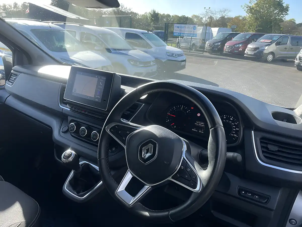 Used 2024 Renault Trafic SL30 Extra Swb Euro 6 Grey - Interior and Exterior details 8