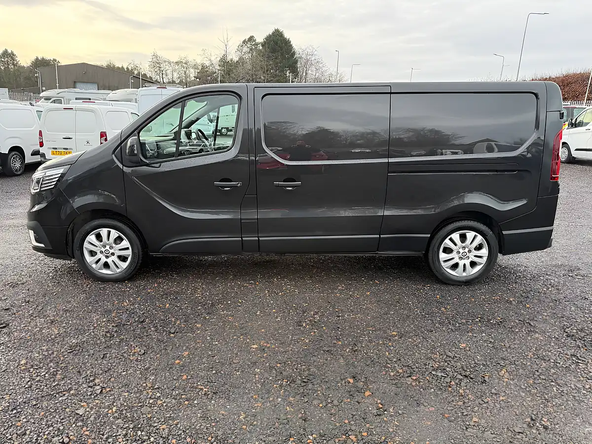 Used 2024 Renault Trafic Sport Black - Interior and Exterior details 4