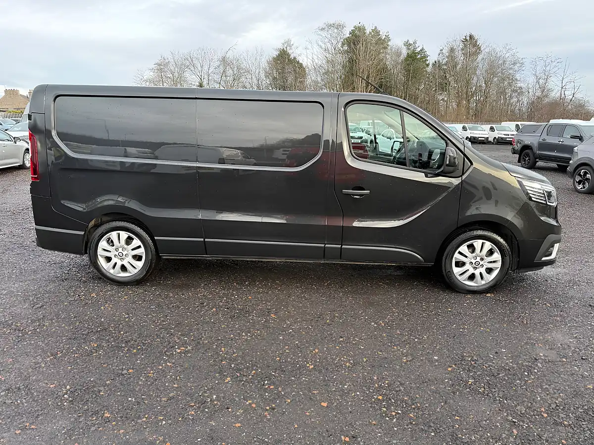 Used 2024 Renault Trafic Sport Black - Interior and Exterior details 8