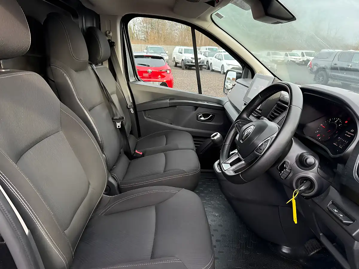 Used 2024 Renault Trafic Sport Black - Interior and Exterior details 9