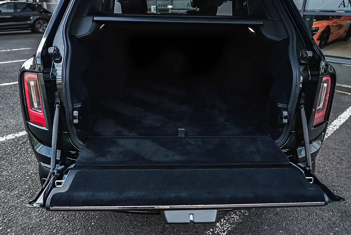 Used 2024 Rolls-Royce Cullinan Black Badge Series Ii Dark Emerald Metallic - Interior and Exterior details 14