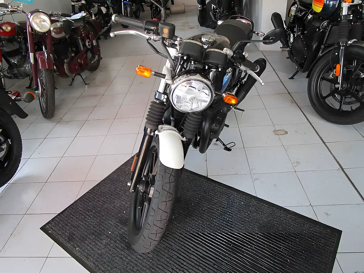 Used 2024 Royal Enfield Continental GT 650 Classic Slipstream Blue - Interior and Exterior details 7