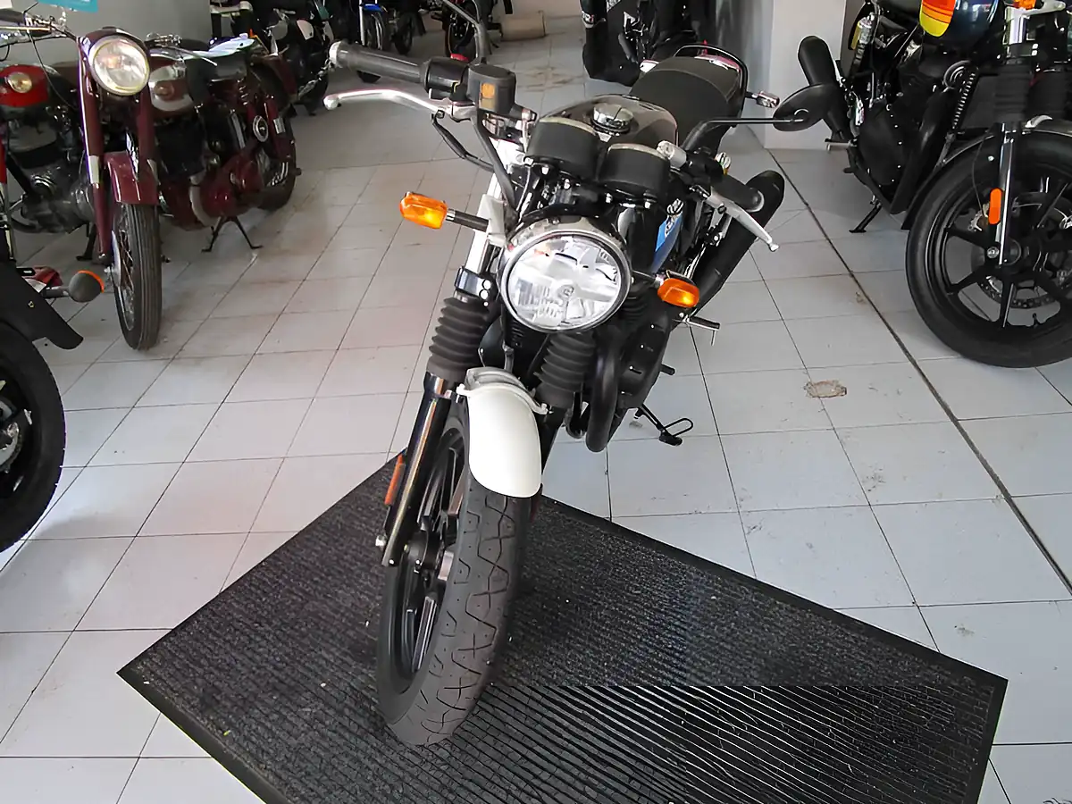 Used 2024 Royal Enfield Continental GT 650 Classic Slipstream Blue - Interior and Exterior details 8