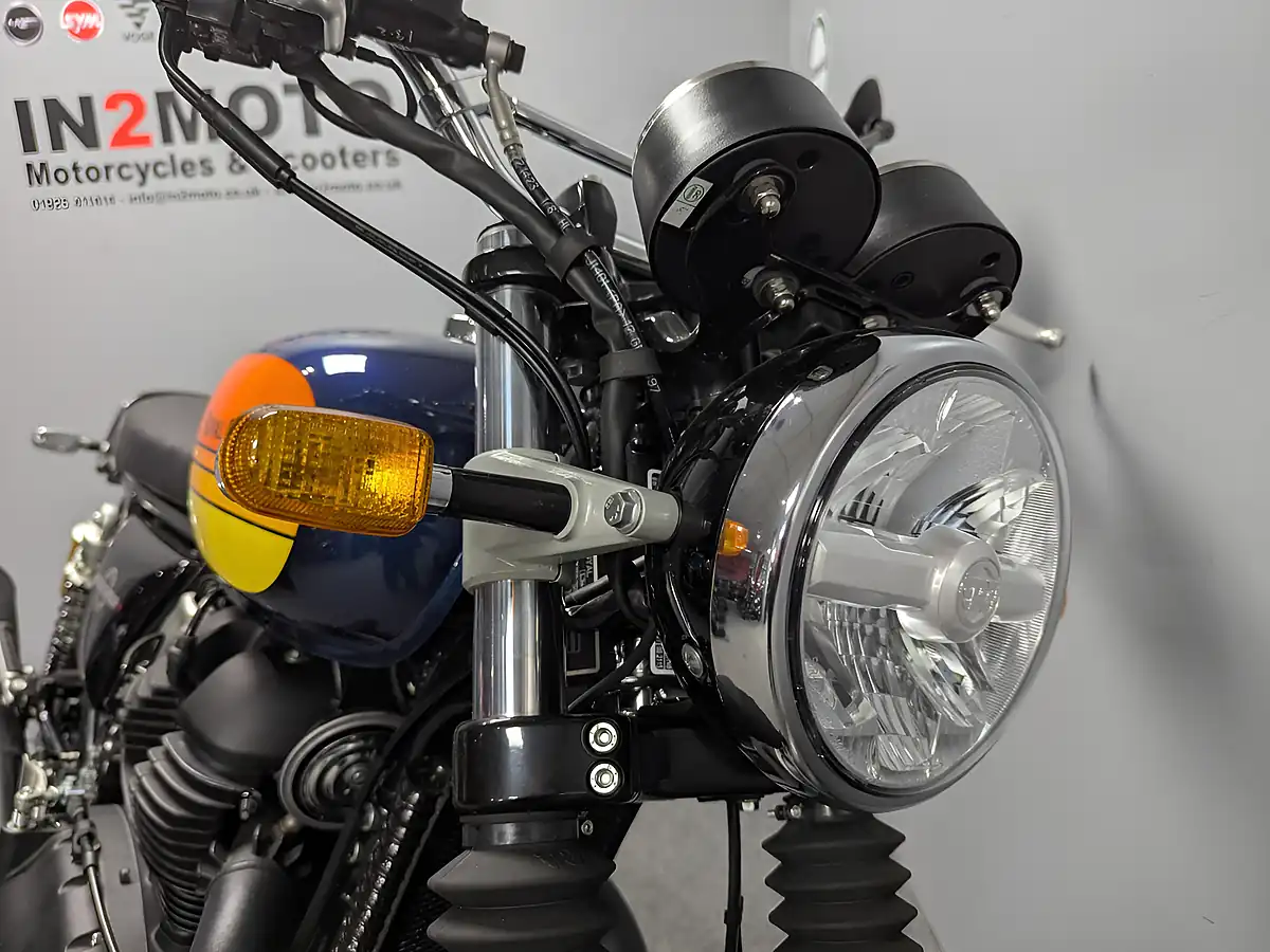 Used 2024 Royal Enfield Interceptor Barcelona Blue - Interior and Exterior details 5