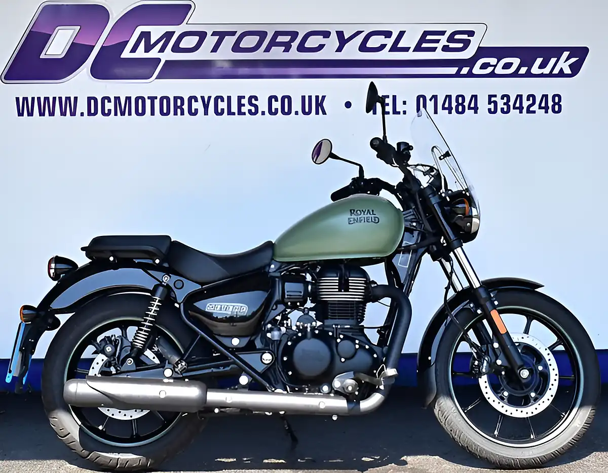 Used 2024 Royal Enfield Meteor 350 Roadster/Retro Green - Front View