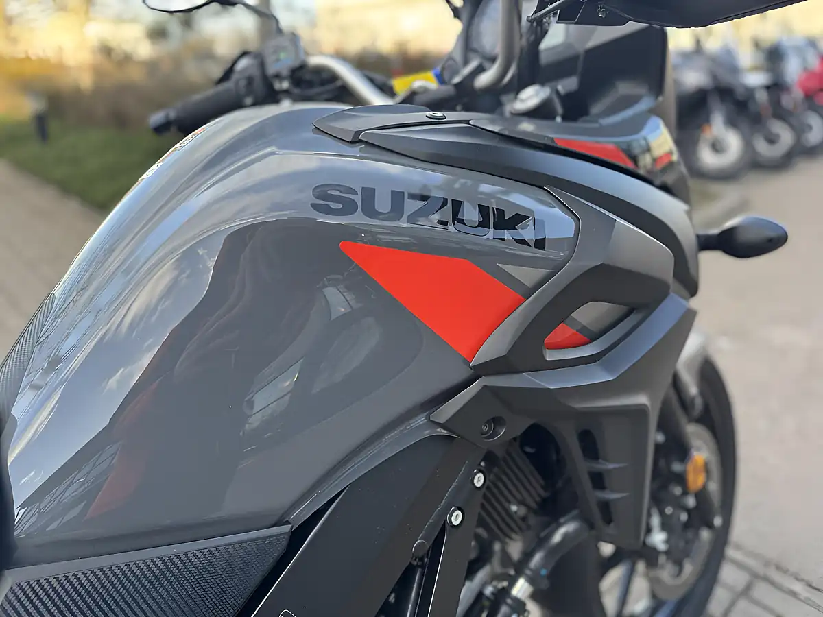 Used 2024 Suzuki DL650AM5 Grey - Interior and Exterior details 13
