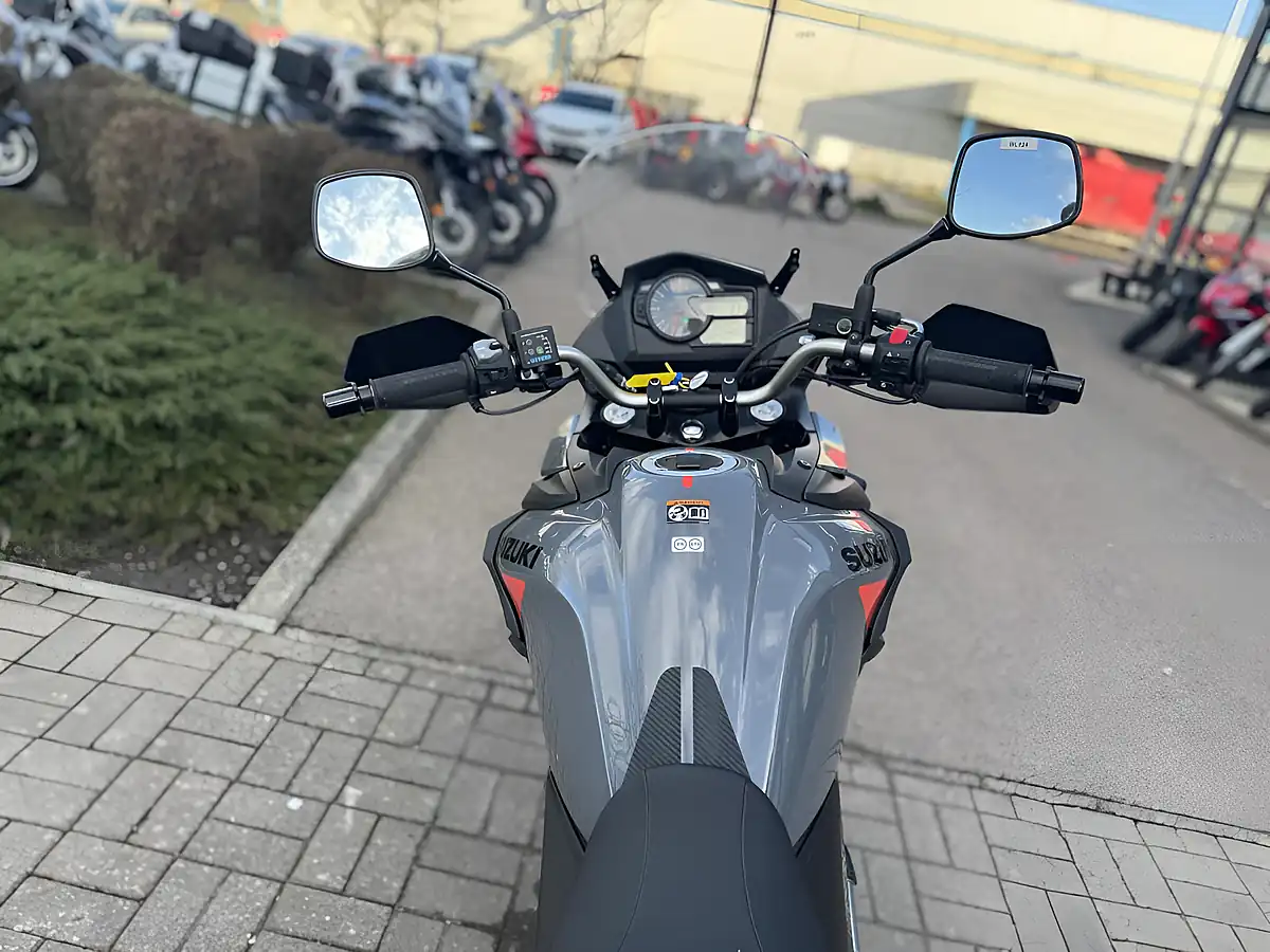 Used 2024 Suzuki DL650AM5 Grey - Interior and Exterior details 9