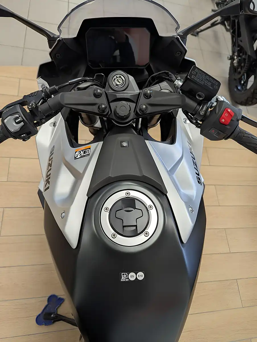 Used 2024 Suzuki GSX-8R 800 Silver - Interior and Exterior details 10