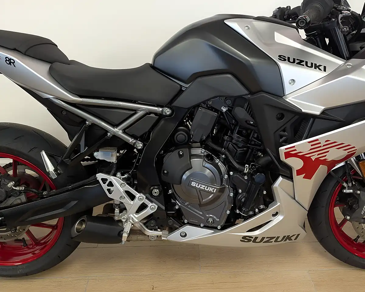 Used 2024 Suzuki GSX-8R 800 Silver - Interior and Exterior details 11