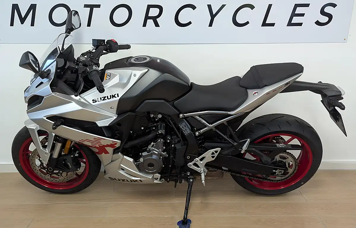 Used 2024 Suzuki GSX-8R 800 Silver - Interior and Exterior details 4