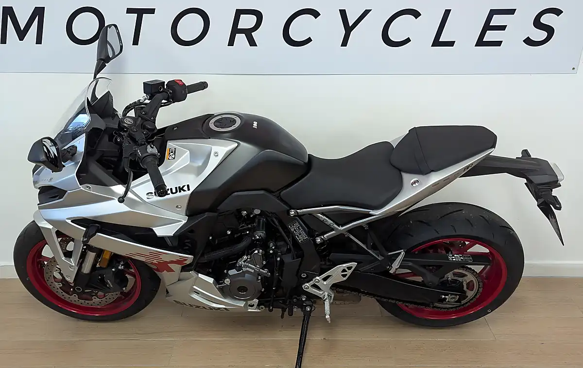 Used 2024 Suzuki GSX-8R 800 Silver - Interior and Exterior details 9