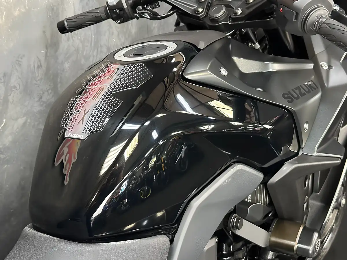 Used 2024 Suzuki GSX-8R R Black - Interior and Exterior details 15