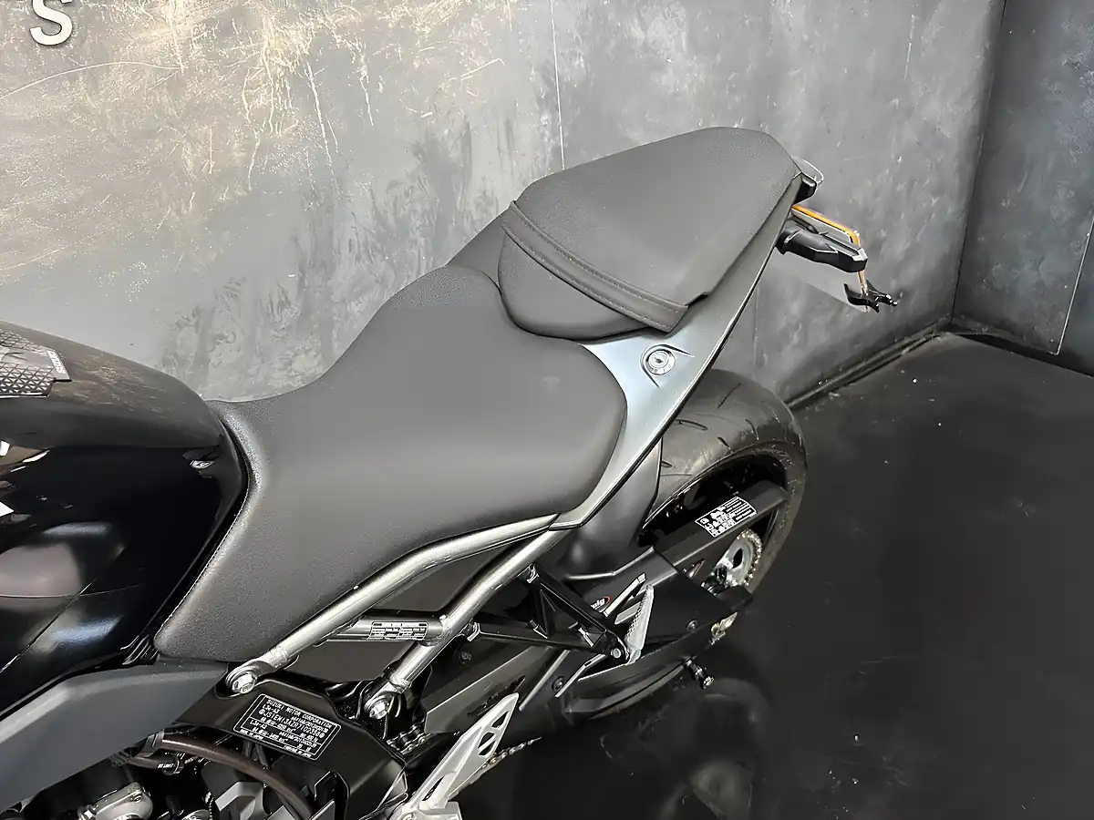 Used 2024 Suzuki GSX-8R R Black - Interior and Exterior details 19
