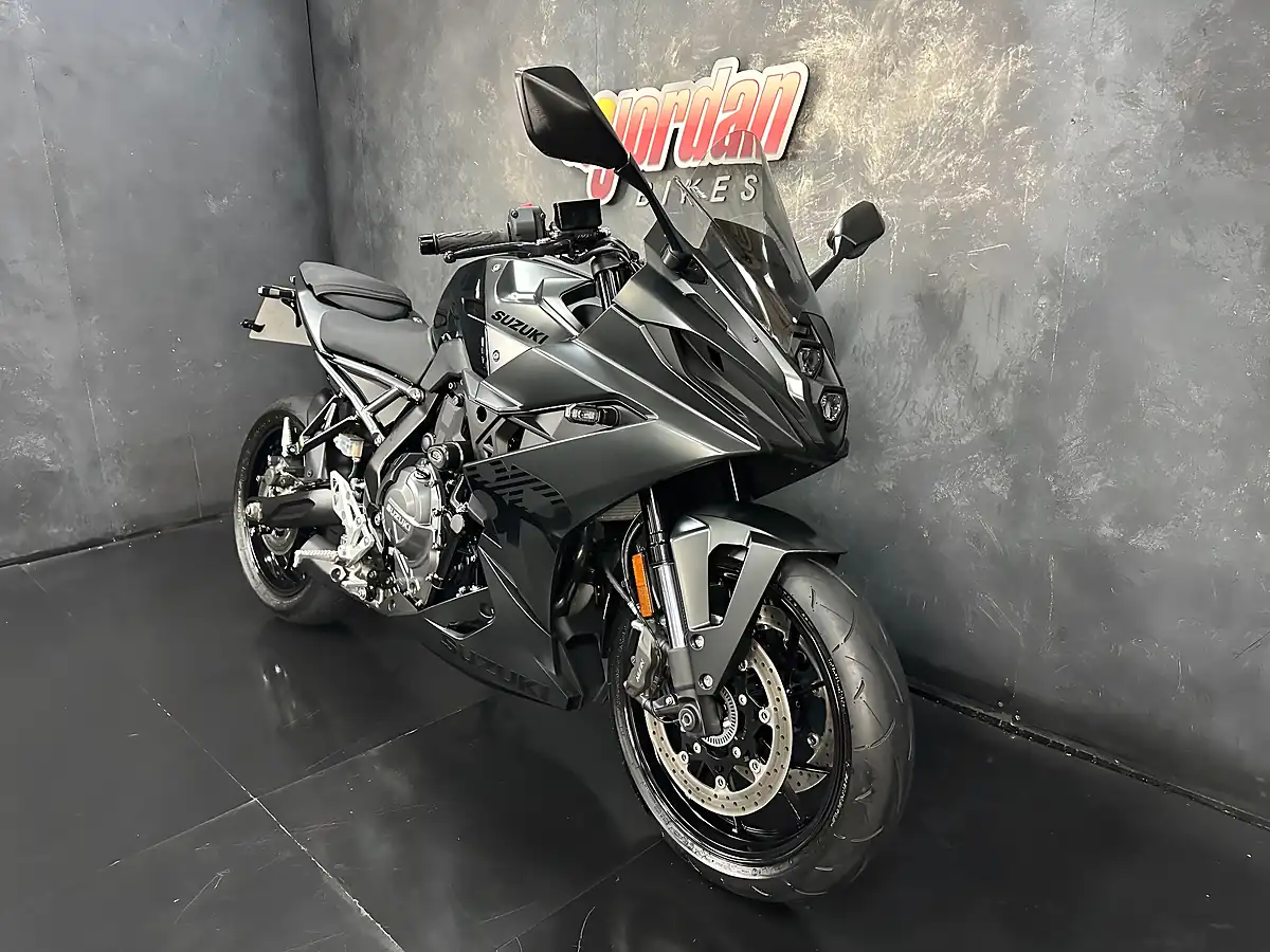 Used 2024 Suzuki GSX-8R R Black - Interior and Exterior details 4