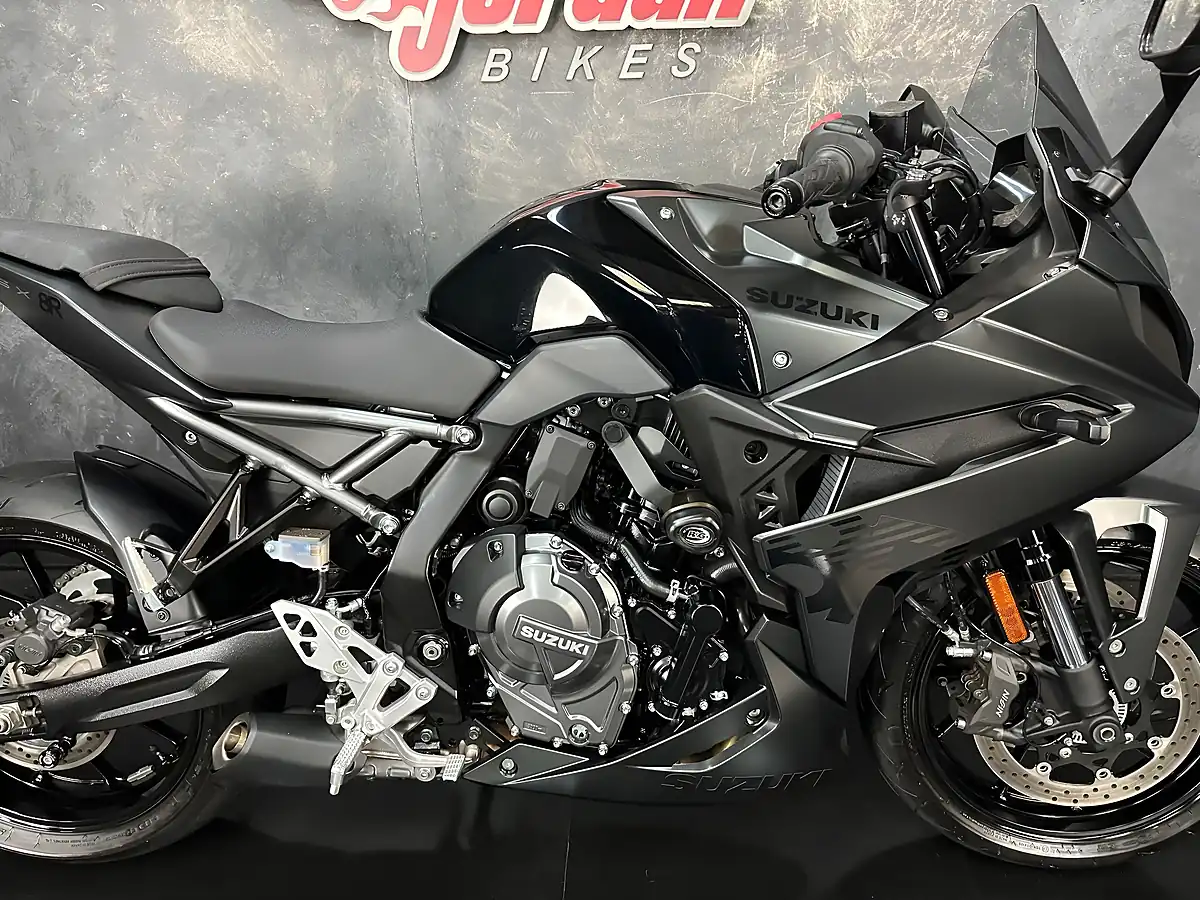 Used 2024 Suzuki GSX-8R R Black - Interior and Exterior details 8