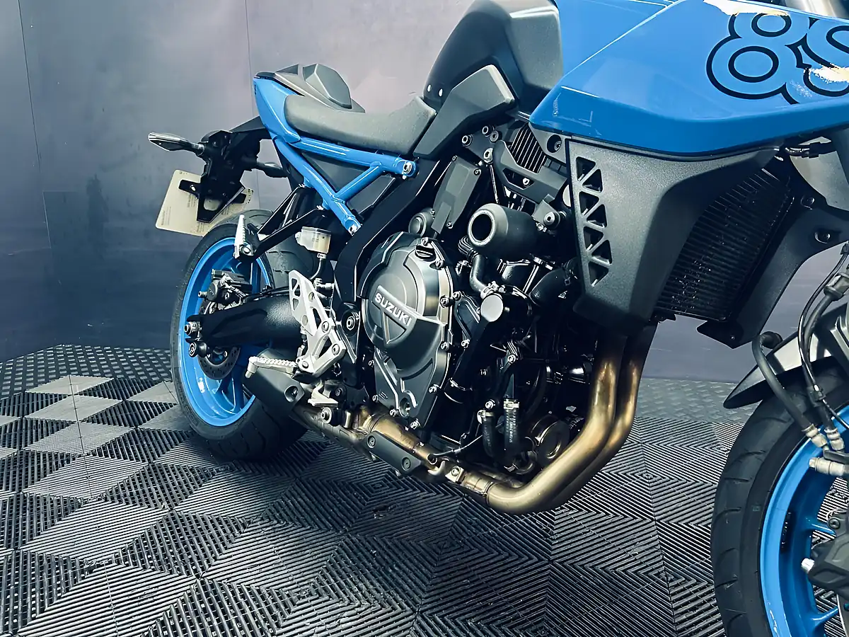 Used 2024 Suzuki GSX-8S Blue - Interior and Exterior details 10