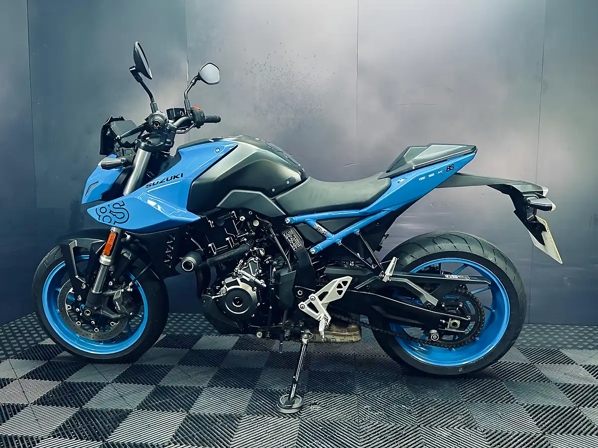 Used 2024 Suzuki GSX-8S Blue - Interior and Exterior details 3
