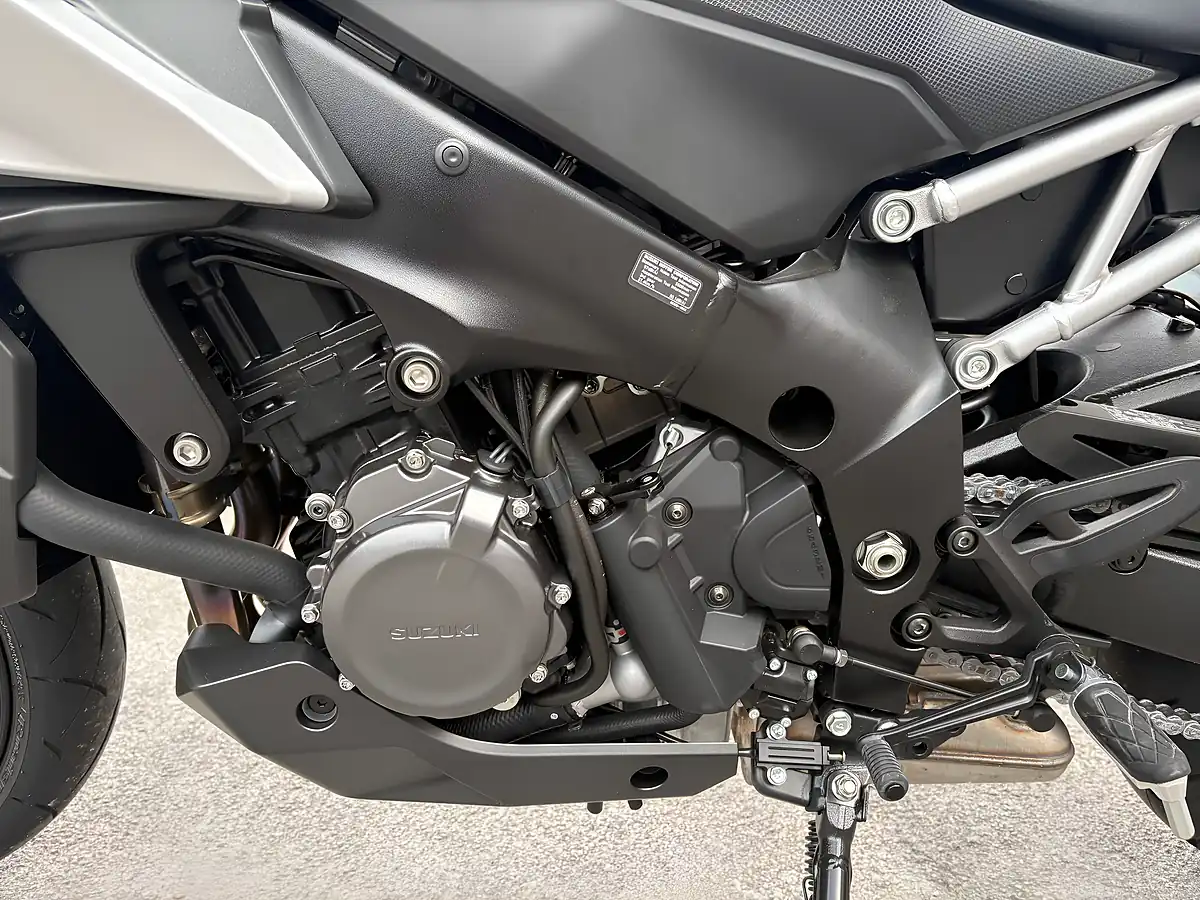 Used 2024 Suzuki GSX-S1000 Gx Green - Interior and Exterior details 11