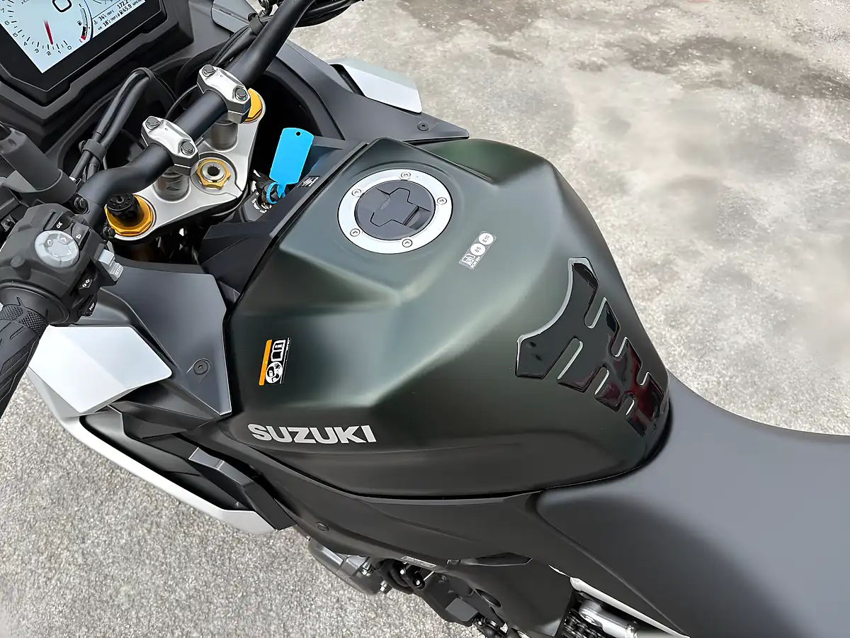 Used 2024 Suzuki GSX-S1000 Gx Green - Interior and Exterior details 12