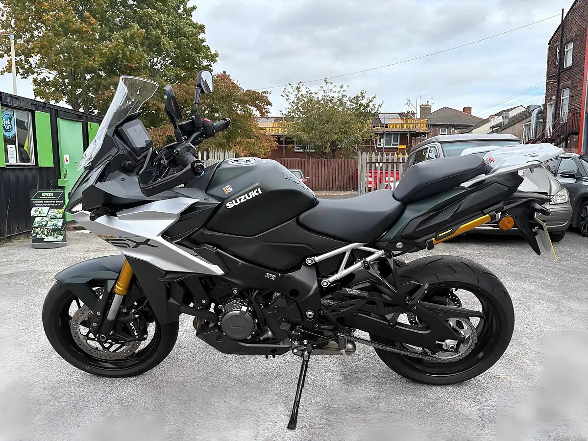 Used 2024 Suzuki GSX-S1000 Gx Green - Interior and Exterior details 5