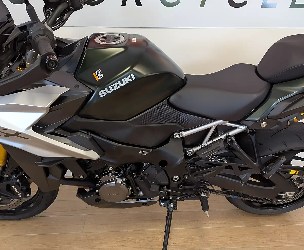 Used 2024 Suzuki GSX-S1000GX Green - Interior and Exterior details 11