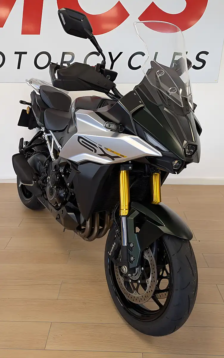 Used 2024 Suzuki GSX-S1000GX Green - Interior and Exterior details 2