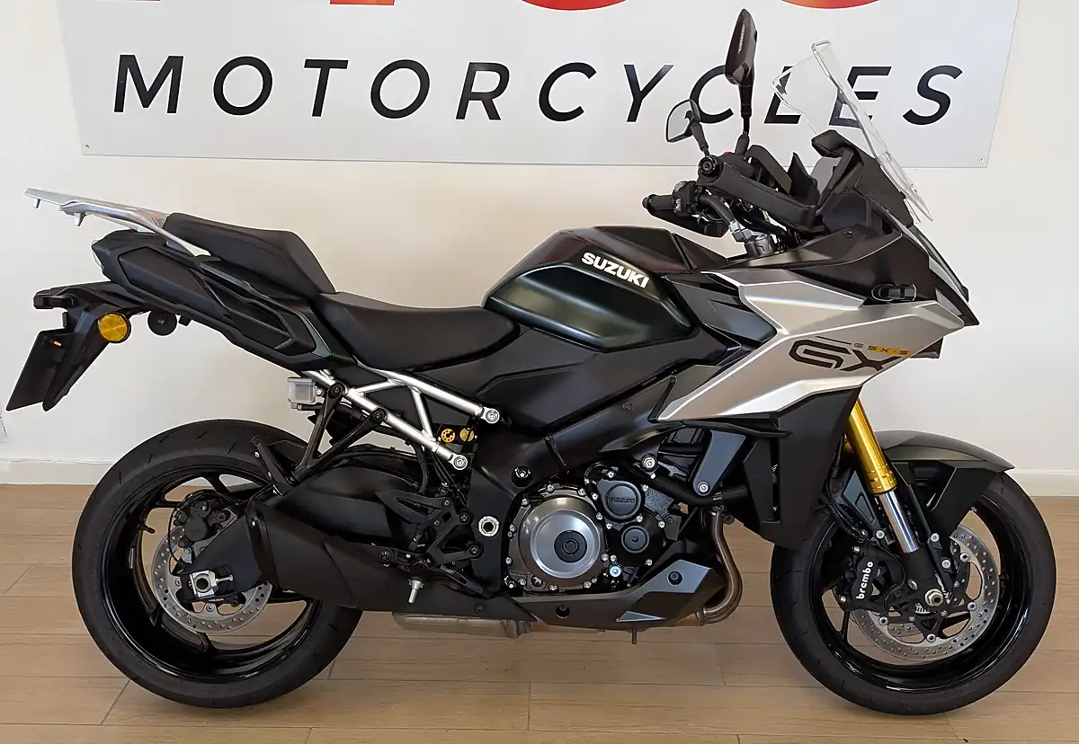 Used 2024 Suzuki GSX-S1000GX Green - Interior and Exterior details 5