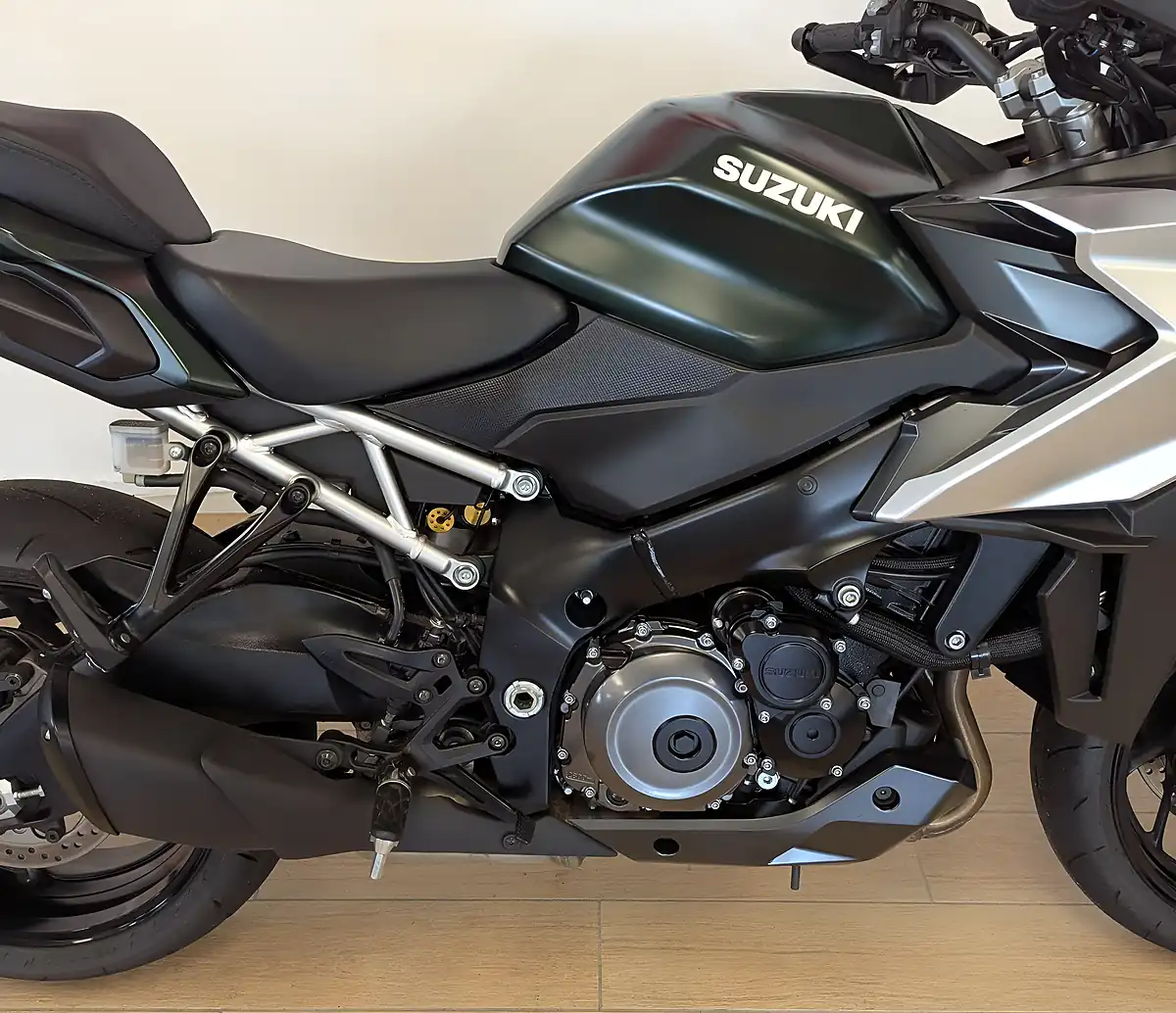 Used 2024 Suzuki GSX-S1000GX Green - Interior and Exterior details 6