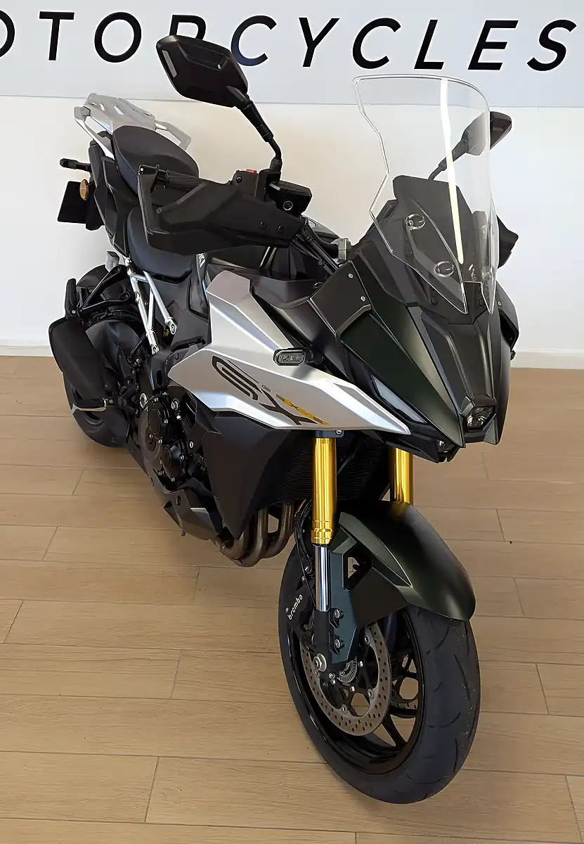 Used 2024 Suzuki GSX-S1000GX Green - Interior and Exterior details 8