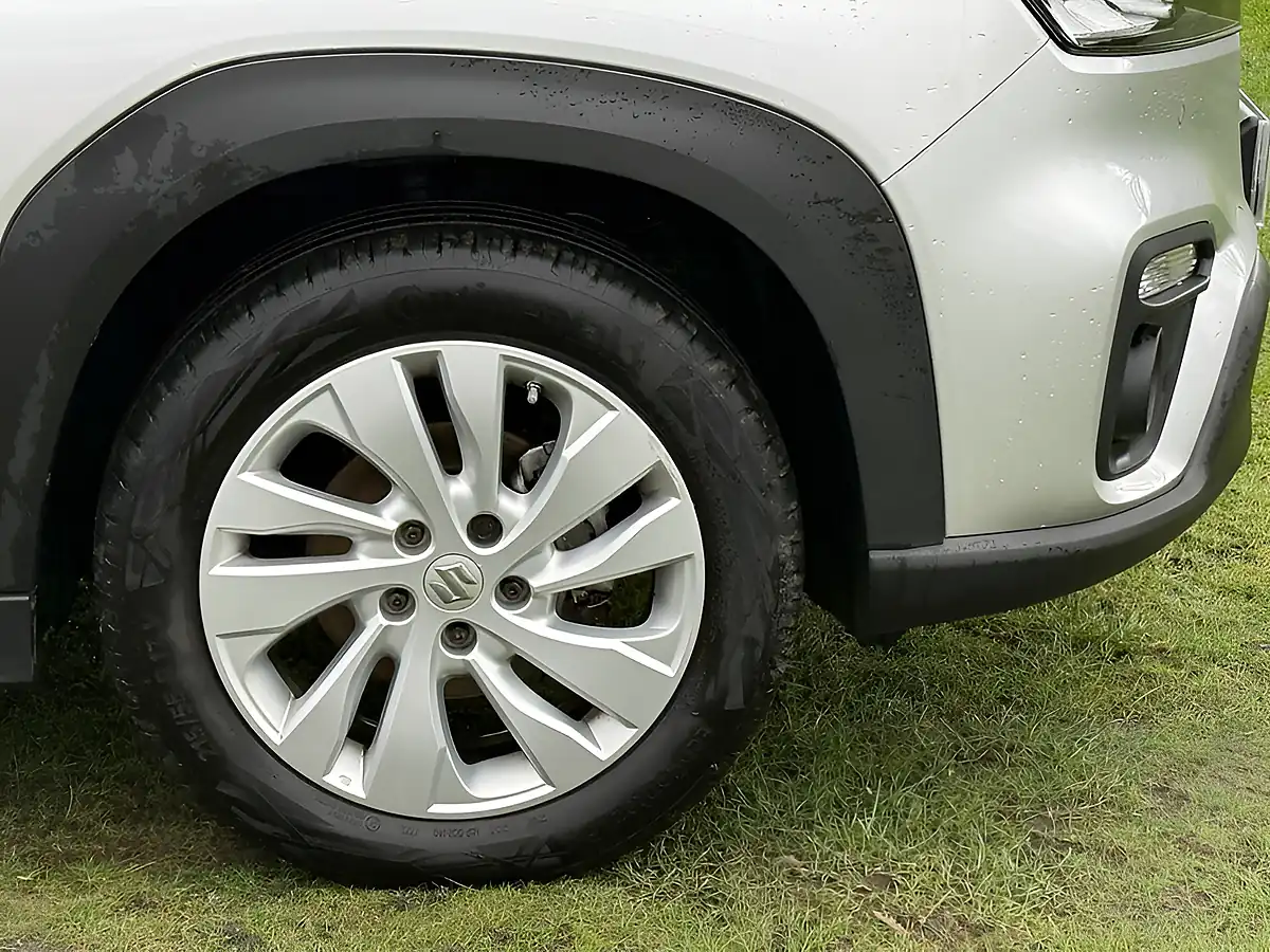 Used 2024 Suzuki S-Cross Motion Silver - Interior and Exterior details 9