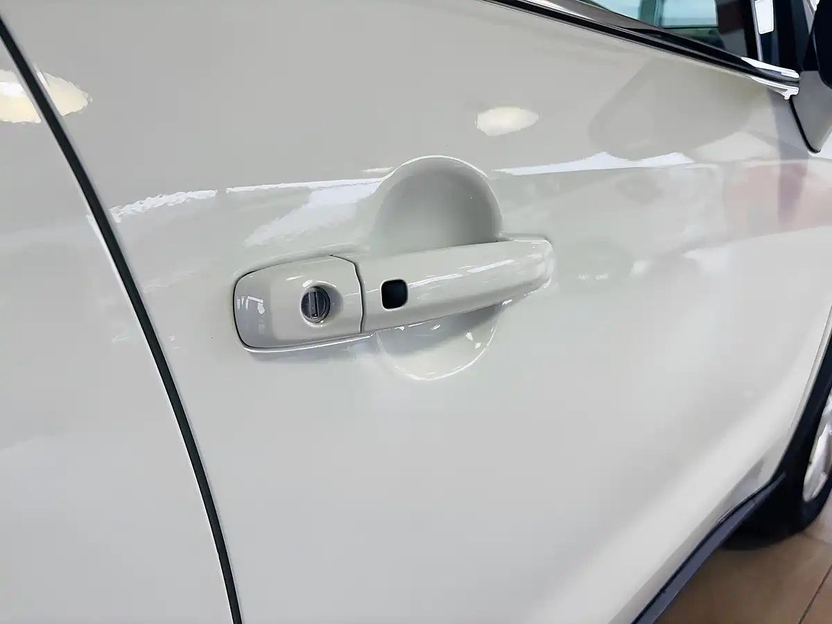Used 2024 Suzuki S-Cross Motion White - Interior and Exterior details 8