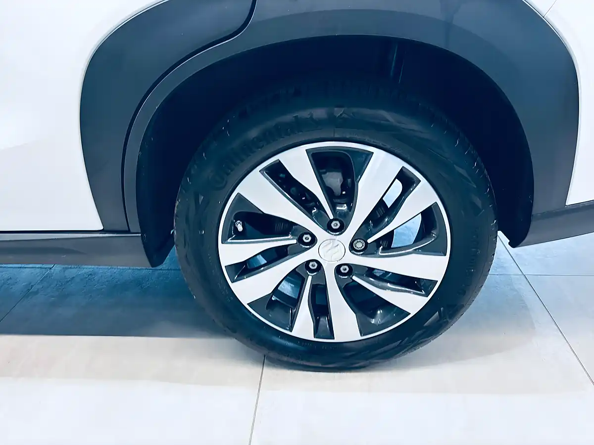Used 2024 Suzuki S-Cross Ultra Allgrip White - Interior and Exterior details 17