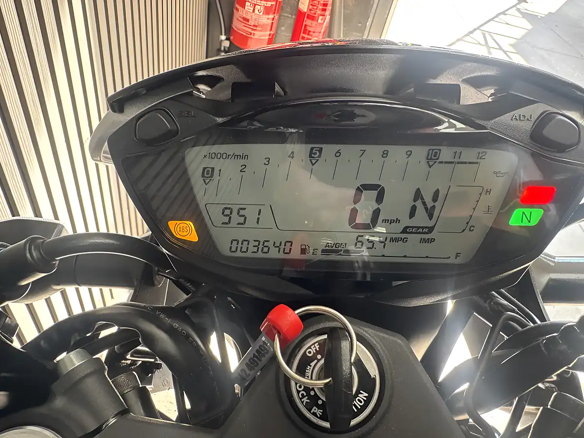 Used 2024 Suzuki SV650 X Silver - Interior and Exterior details 12
