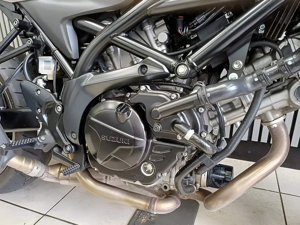 Used 2024 Suzuki SV650 X Silver - Interior and Exterior details 13