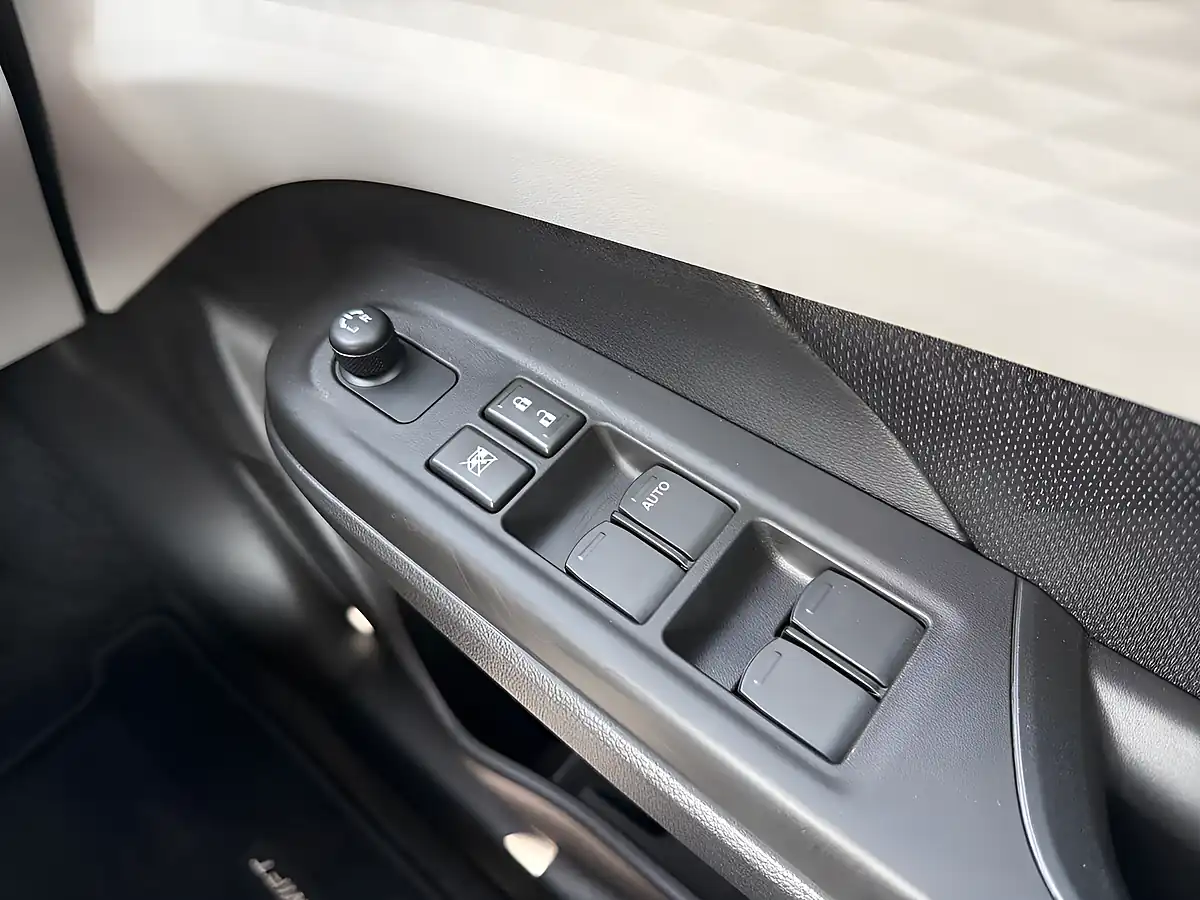 Used 2024 Suzuki Swift Motion White - Interior and Exterior details 11