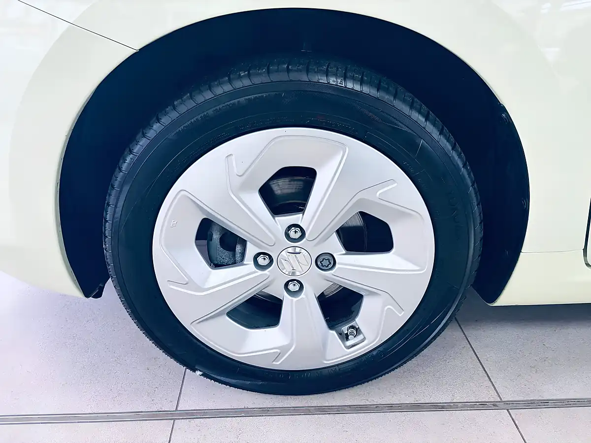 Used 2024 Suzuki Swift Motion Yellow - Interior and Exterior details 15