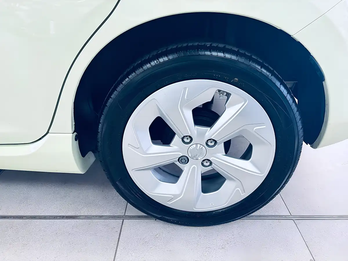 Used 2024 Suzuki Swift Motion Yellow - Interior and Exterior details 17
