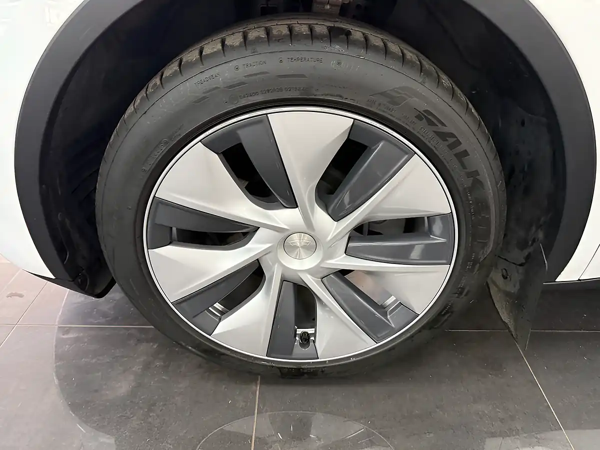 Used 2024 Tesla Model Y White - Interior and Exterior details 12