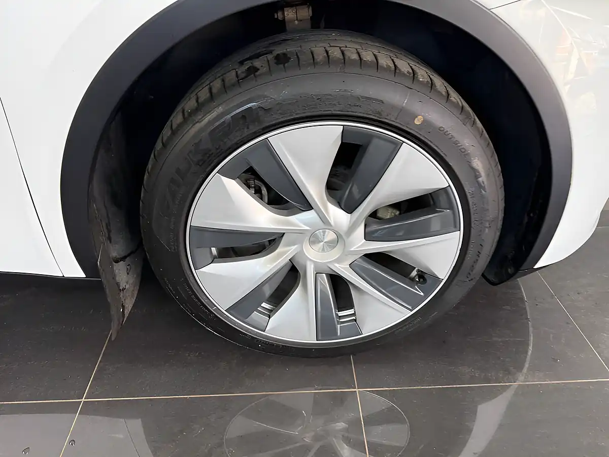 Used 2024 Tesla Model Y White - Interior and Exterior details 13