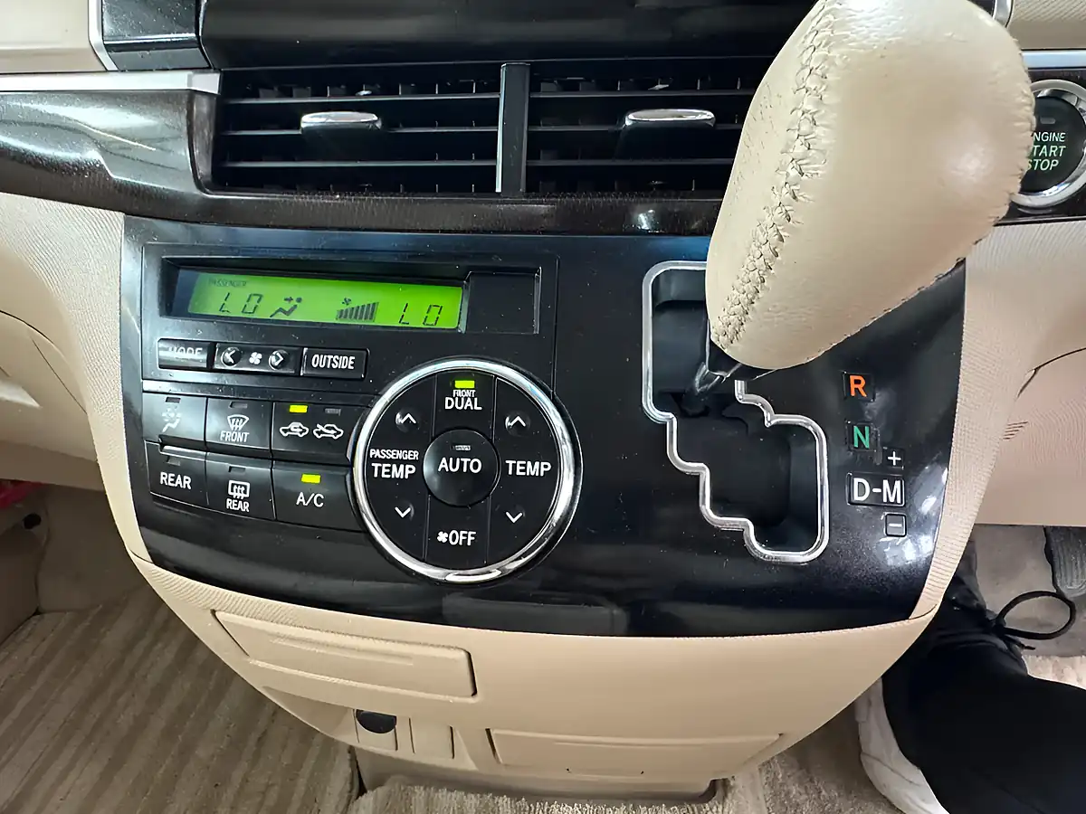 Used 2024 Toyota Estima White - Interior and Exterior details 16