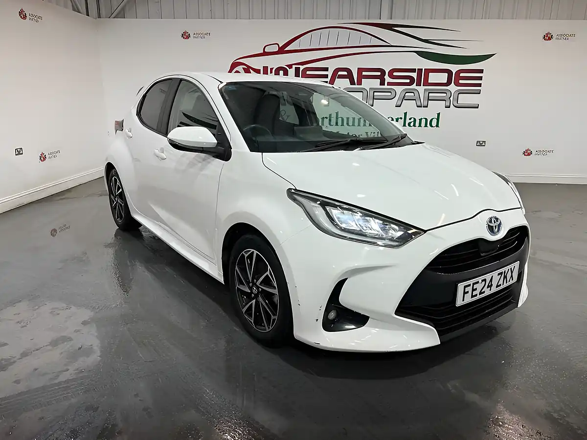 Used 2024 Toyota Yaris Design White - Front View
