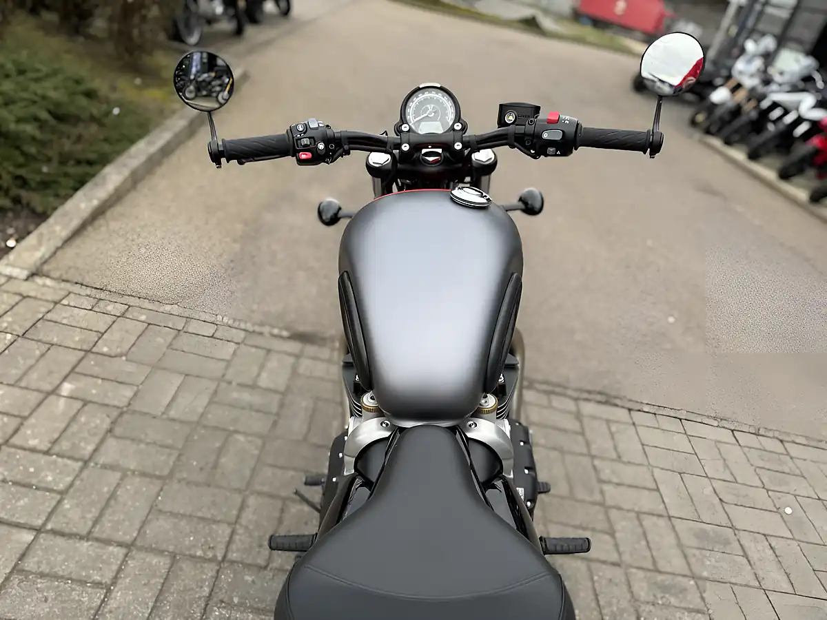 Used 2024 Triumph Bonneville Bobber Grey/Orange - Interior and Exterior details 10