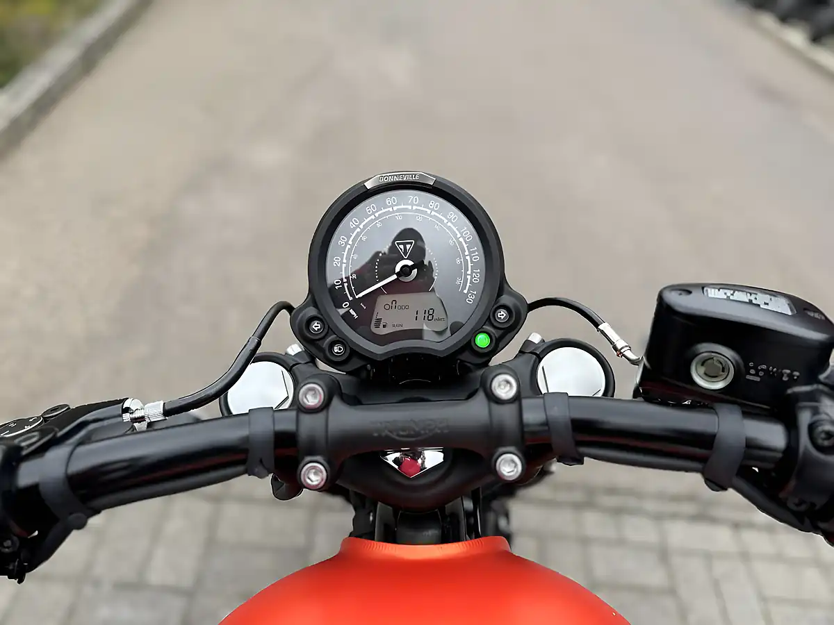 Used 2024 Triumph Bonneville Bobber Grey/Orange - Interior and Exterior details 11