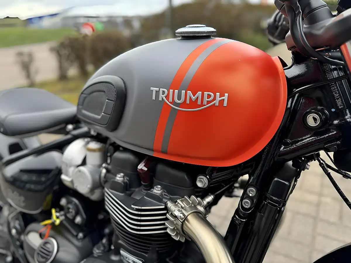 Used 2024 Triumph Bonneville Bobber Grey/Orange - Interior and Exterior details 13